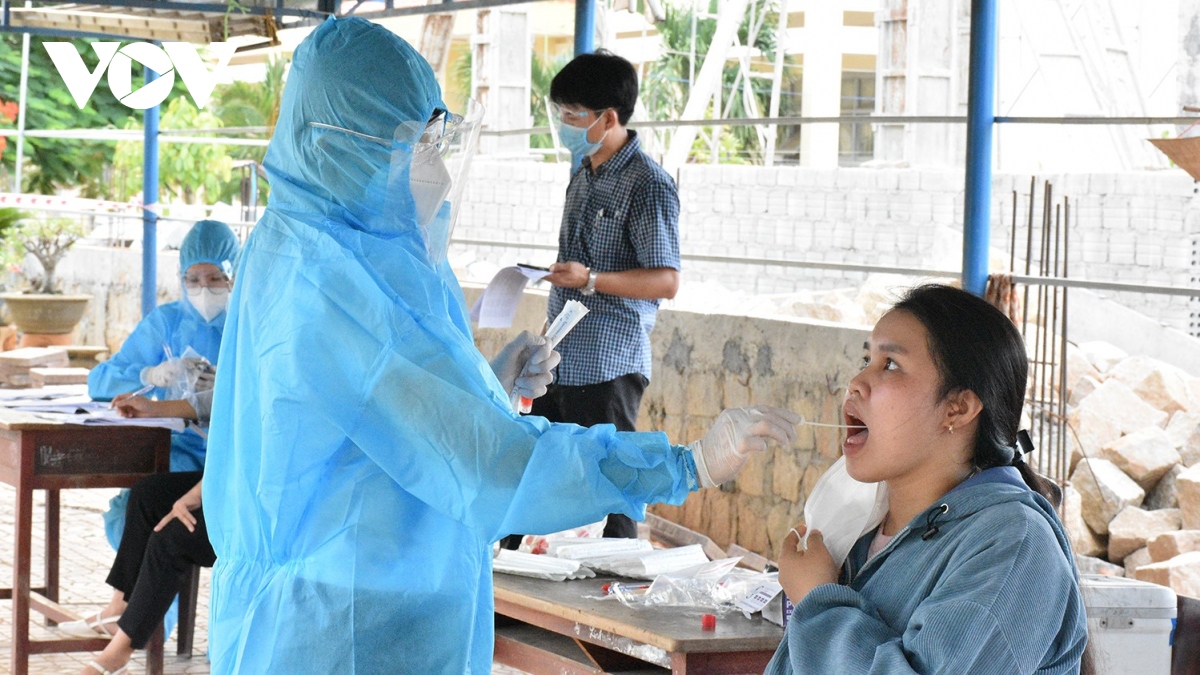 Từ trưa 3/8, cán bộ y tế Bình Định dừng làm việc ngoài giờ tại phòng khám tư nhân